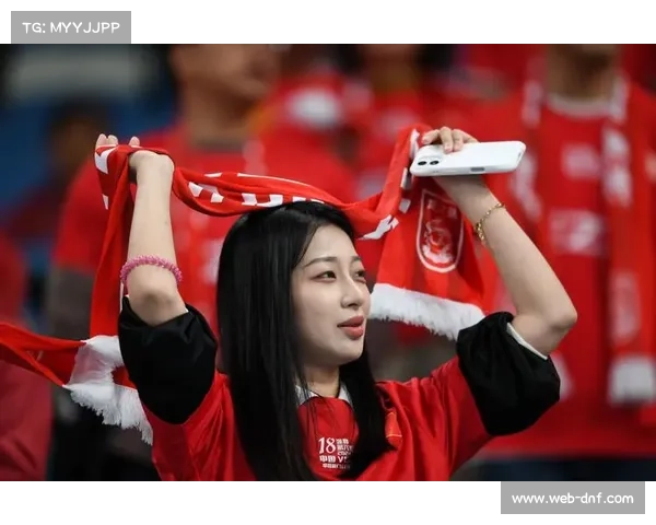 拉齐奥球迷赛前挥舞围巾墙，达尼洛进球后指天纪念